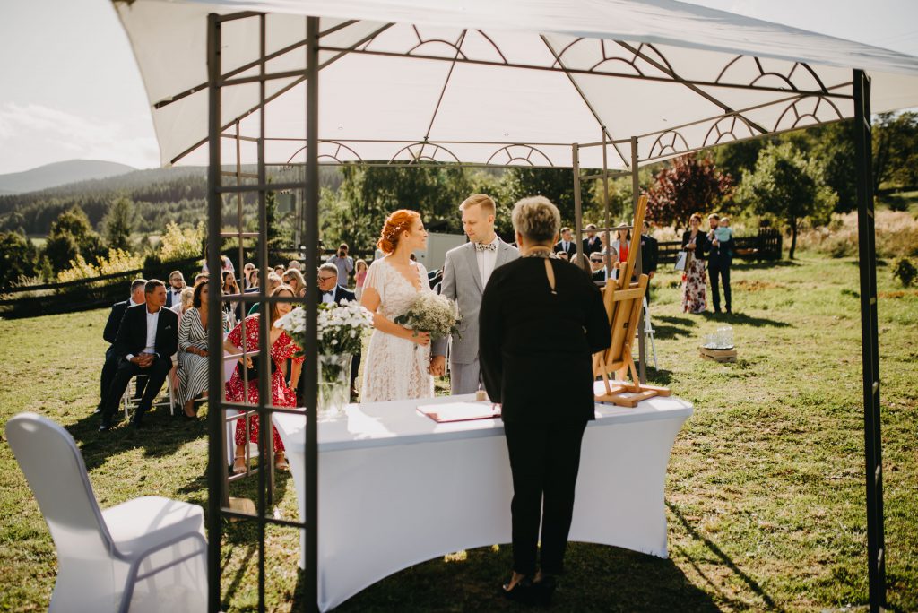Para młoda na ślubie, oferta fotograf ślubny wrocław
