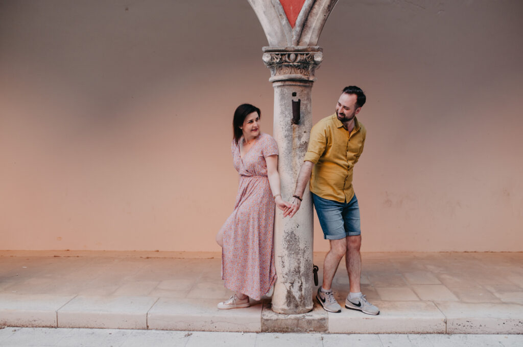 Zdjęcie sesji plenerowej pary w zabytkowym centrum Zadaru