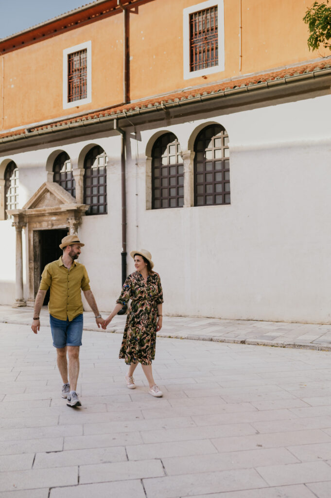 Zdjęcie pary w trakcie sesji plenerowej w Zadarze