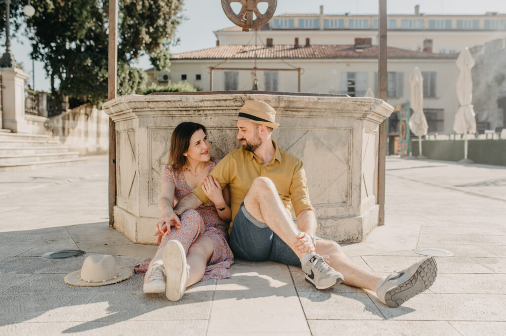 Zdjęcie sesji plenerowej pary w zabytkowym centrum Zadaru