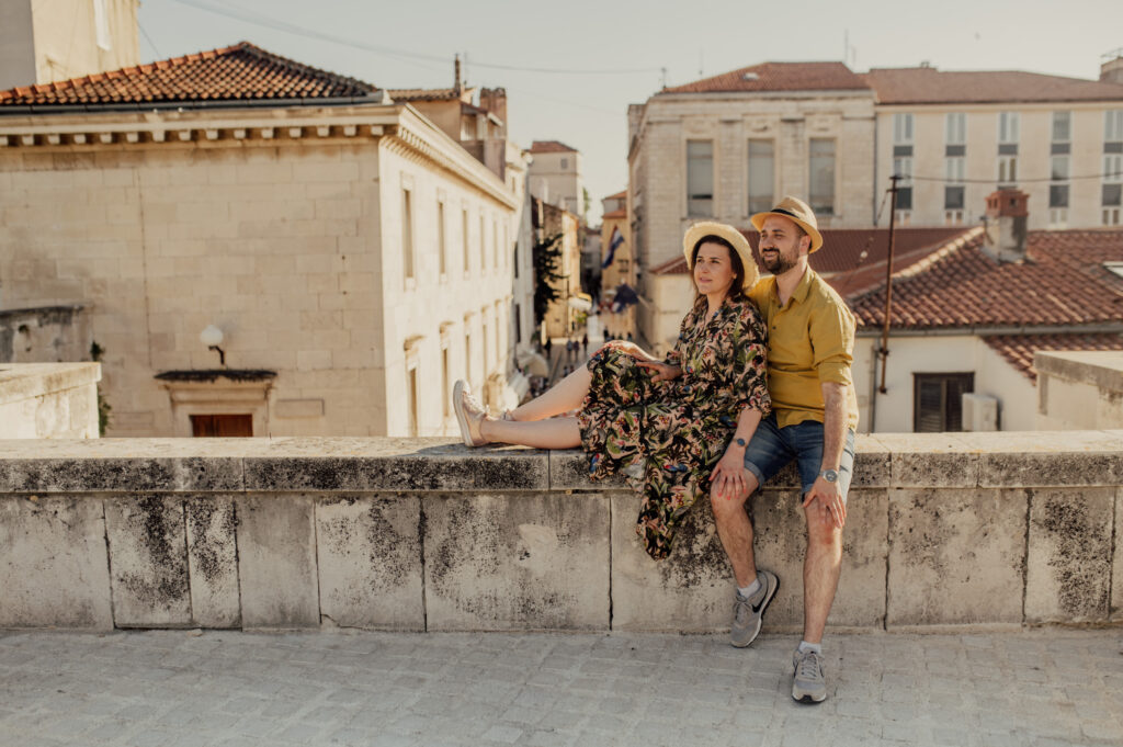 Zdjęcie pary w trakcie sesji plenerowej w Zadarze